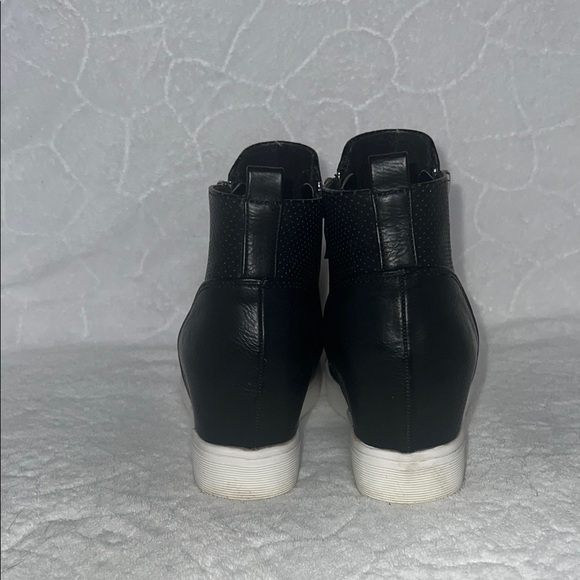 Journee Collection Women’s Black and White Sneakers for Effortless Style SZ 7.5 - Picture 4 of 8